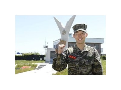 손흥민 거친 태클에 감정 드러내며 분노